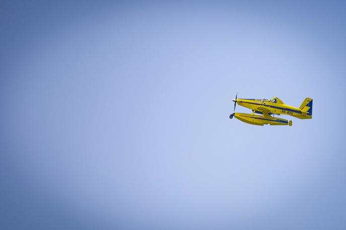 Air Tractor | Trije air tractorji so v soboto na območje nad Žerjavom odvrgli okoli 50.000 litrov vode v skupno 17 preletih. | Foto Ana Kovač