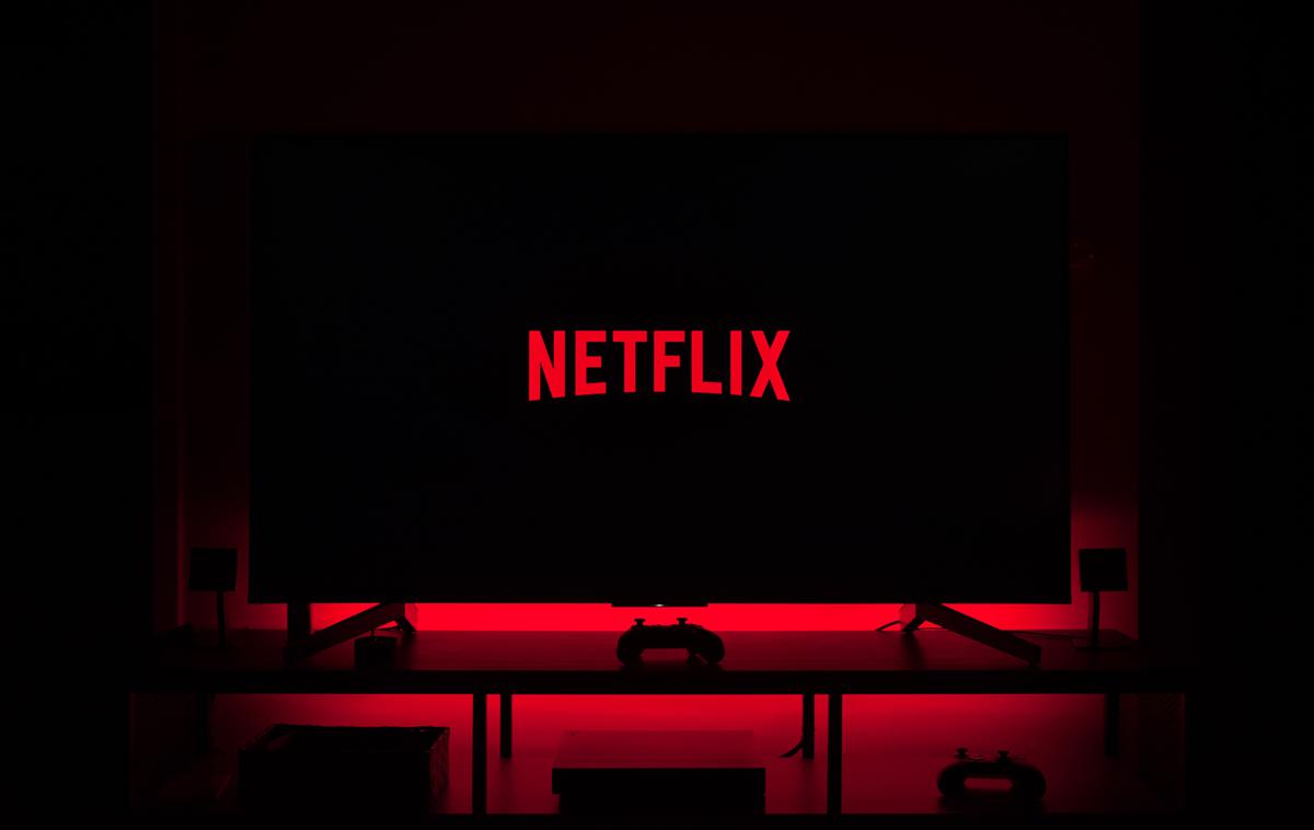Netflix | Za Netflix bo mogoče plačati manj, a bo treba sprejeti kompromis v obliki oglasov. Za zdaj še ni znano, koliko minut na uro jih bomo gledali. Netflixovi tekmeci, ki že preizkušajo tovrstne naročniške modele, so jih za zdaj omejili pri štirih minutah na uro predvajanja vsebin. | Foto Unsplash