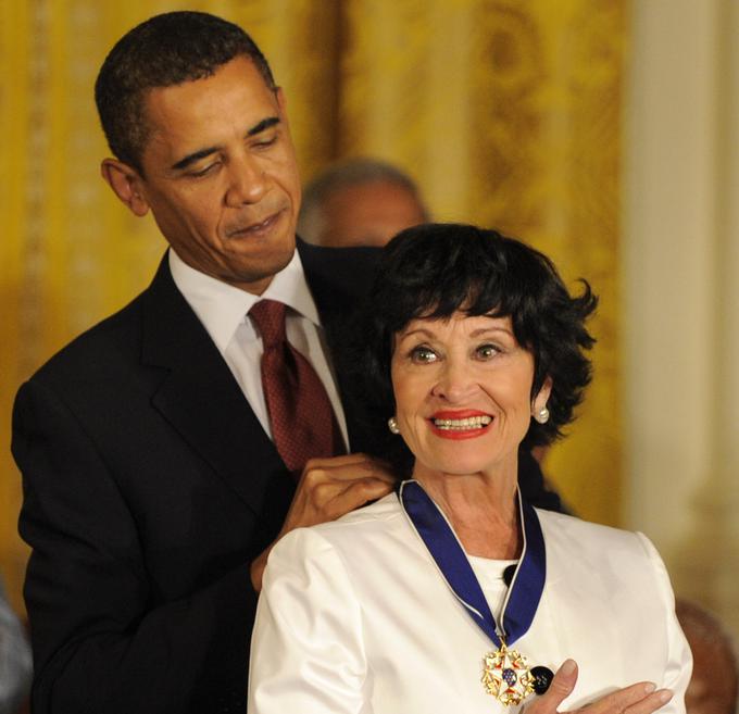 Leta 2009 ji je takratni ameriški predsednik Barack Obama podelil predsedniško medaljo svobode, najvišje civilno priznanje v ZDA. | Foto: Guliverimage