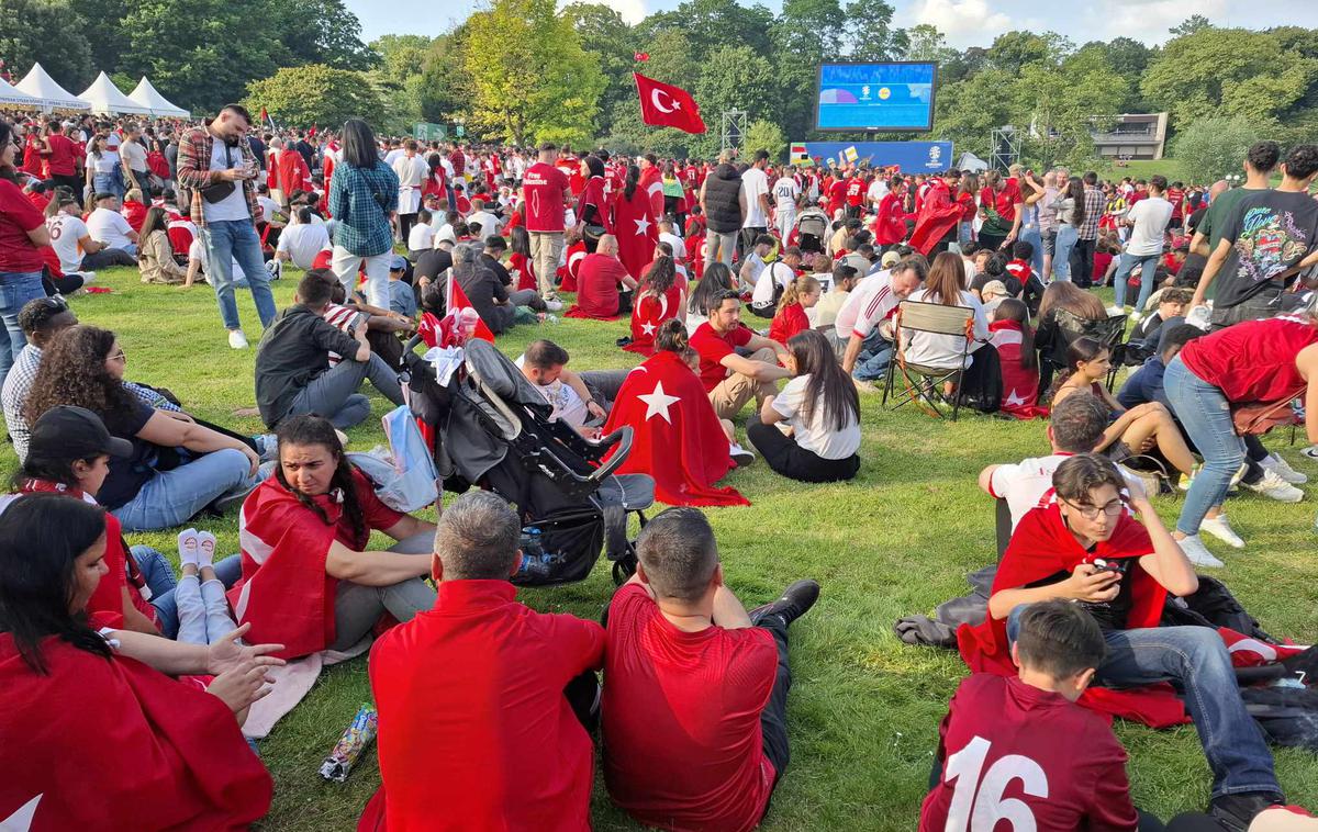 Westfalenpark Turčija Portugalska | V Westfalenparku se je v soboto med srečanjem med Portugalsko in Turčijo zbralo več kot 20 tisoč ljubiteljev nogometa. | Foto R. P.