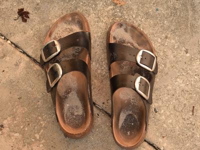 Kako z natikačev Birkenstock odstraniti črne odtise stopal?