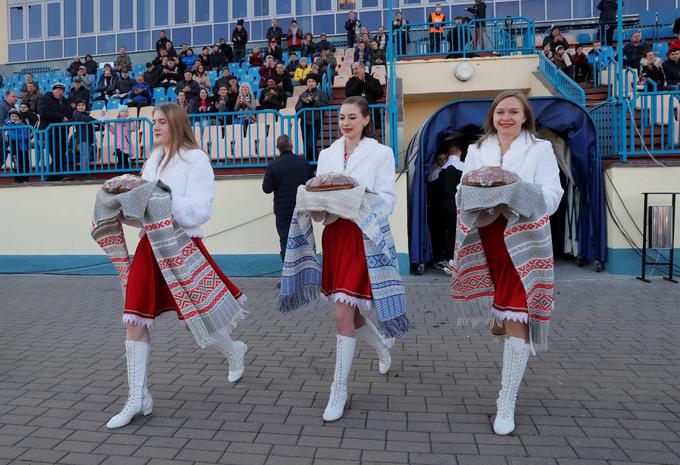 Prizor s petkove tekme beloruskega prvenstva med Torpedom in Belšino, na kateri so bila vrata stadiona odprta za gledalce. | Foto: Reuters
