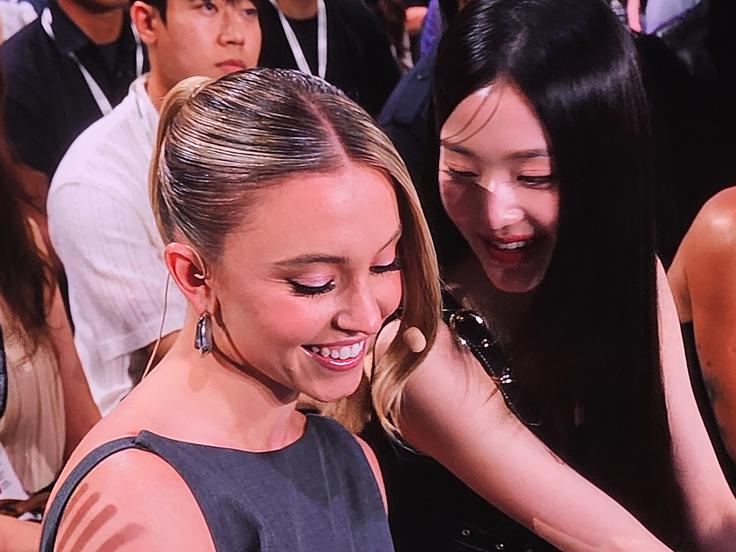 Mlada ameriška igralka Sydney Sweeney preizkuša nov pregibni pametni telefon Samsung Galaxy Z Flip 5. | Foto: Srdjan Cvjetović