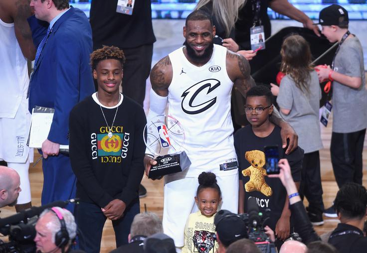 LeBron James je bil izbran za najučinkovitejšega igralca tekme. Spodbujala ga je vsa družina (na fotografiji z otroki LeBronom Jamesom Jr., Zhuri James in Bryceom Maximusom Jamesom). | Foto: Getty Images