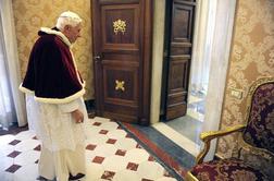 Vatikan: Ugibanja o papeževi pokojnini so smešna