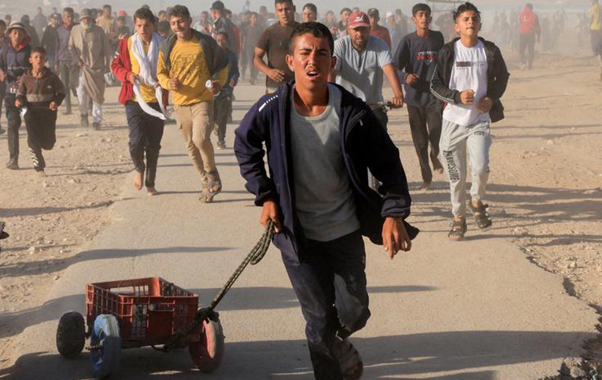 razmere v Gazi | Tek za hrano je postal nočna mora izstradanih Palestincev v Gazi. | Foto Reuters