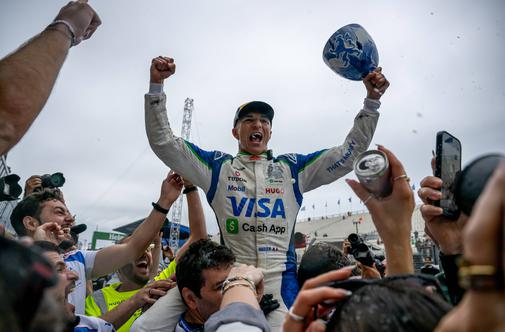 Osvojil prvi pokal v formuli 1 in ga nesrečno razbil #video