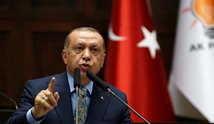 Erdogan grozi z napadi na sirske sile