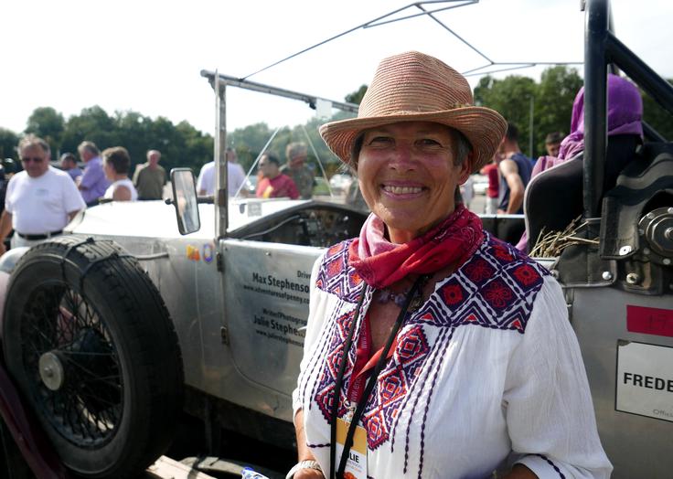 Julie Stephenson z napotki pomaga svojemu možu Maxu. Vozita vauxhalla iz leta 1923. | Foto: 