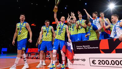 Navijači, prosim, ne pozabite jih prehitro