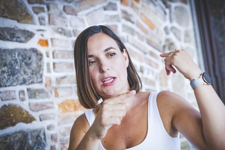 "Lahko bi rekli, da je moj pristop konservativen. Sama sebe pa predvsem dojemam kot pevko, glasbenico oziroma avtorico. Ne nujno kot javno osebnost. Moj poklic je tisti, zaradi katerega postajam javna osebnost, ne pa obratno – da bi bila najprej javna osebnost in šele potem glasbenica." | Foto: Ana Kovač