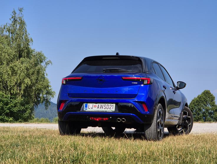 415 centimetrov dolgi križanec ni prav visok (153,5 cm) niti pretirano dvignjen od tal. Po različnih podatkih 145 ali 160 milimetrov na kolesih 215/55 R18.  | Foto: Aleš Črnivec