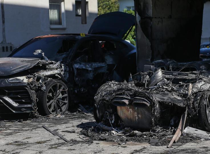 Ogenj je poškodoval dva luksuzna lamborghinija, ki sta bila v lasti znanega hrvaškega podjetnika. | Foto: Zeljko Lukunic/PIXSELL