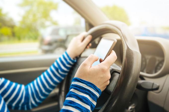 Kljub uporabi sistemov Android Auto in Apple Carplay je voznik nepozoren na dogajanje na cesti, njegov reakcijski čas pa se podaljša za več kot polovico. | Foto: 