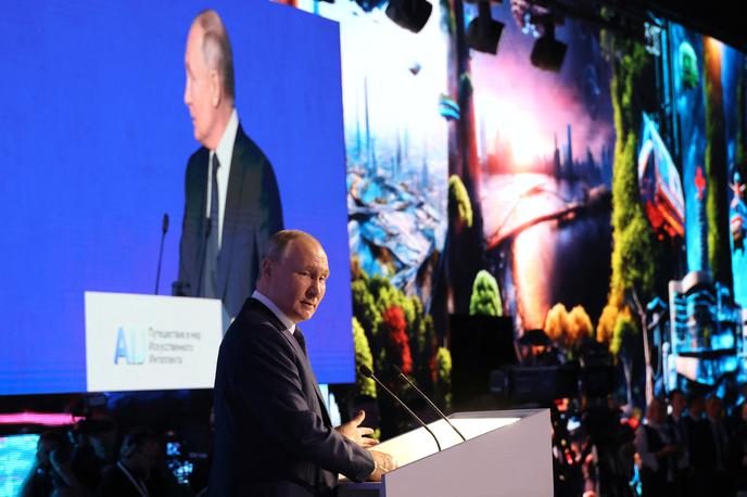 Vladimir Putin | Po Putinovih besedah ​​mora Rusija izvesti zakonodajne in naložbene spremembe, da bi spodbudila razvoj umetne inteligence. | Foto Reuters