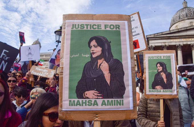 Smrt 22-letne Kurdinje Mahse Amini je sprožila proteste iranskih žensk, pa tudi moških. Pri protestih ne gre samo za nasprotovanje hidžabu, ampak so to protesti proti mulam, to je islamskim duhovnikom, ki imajo od leta 1979 v državi absolutno oblast. Osrednja moč je v rokah glavnega med mulami – vrhovnega verskega voditelja Alija Hameneja. Po številnih državah po svetu so shodi v podporo iranskim ženskam. Na fotografiji je shod v Londonu. | Foto: Guliverimage/Vladimir Fedorenko