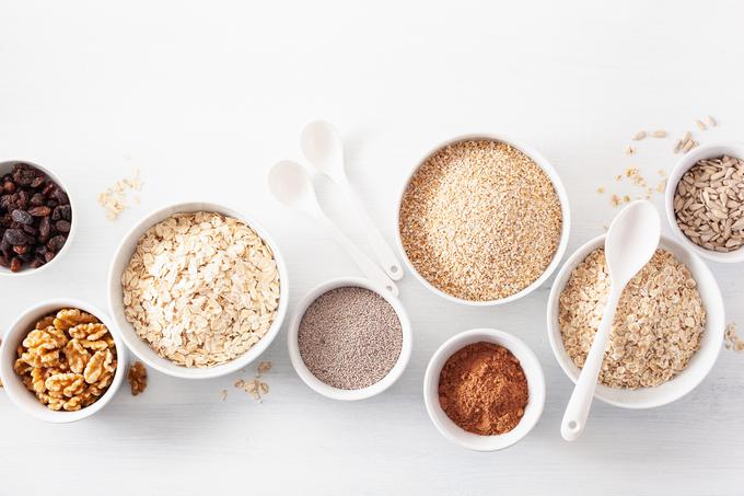 Naj vsebuje zdrave in hranljive sestavine. Poleg ovsenih kosmičev, ki veljajo za eno najbolj hranljivih živil, v skledo vključite še oreščke, semena chia, rozine, sončnična semena, cimet ... | Foto: Getty Images