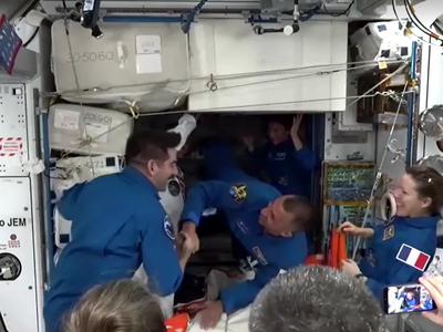 Štiričlanska posadka v rekordnem času prispela na ISS #video