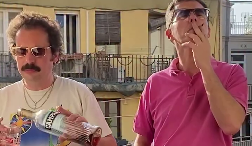 Evropski odgovor Trumpu: kdo sta retro Italijana s sintetizatorji, cigareti in camparijem?