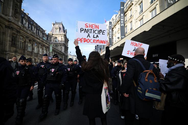 Aktivisti za pravice otrok so medtem v bližini organizirali protest, s katerim so opozarjali na "sume prisilnega dela", "onesnaževanje" in "prekomerno proizvodnjo". | Foto: Reuters