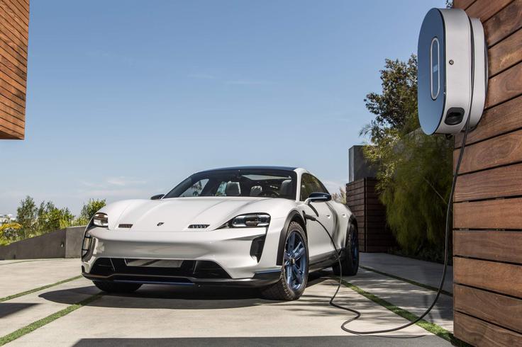 Taycan bo na ceste zapeljal jeseni prihodnje leto. | Foto: Porsche