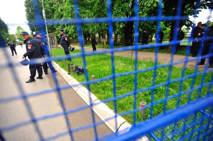 Policija je postavila kovinske ograje, s katerimi želi preprečiti stik med privrženci predsednika Republike Srbske Milorada Dodika in zagovorniki opozicije, ki so nezadovoljni s trenutnim političnim, gospodarskim in socialnim stanjem v tej entiteti Bosne in Hercegovine. | Foto: STA ,