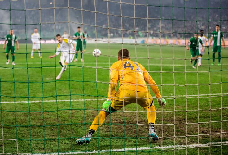 Trenutek, ko je Novaković z neubranljivim strelom premagal Vidmarja in izenačil na 1:1. | Foto: 