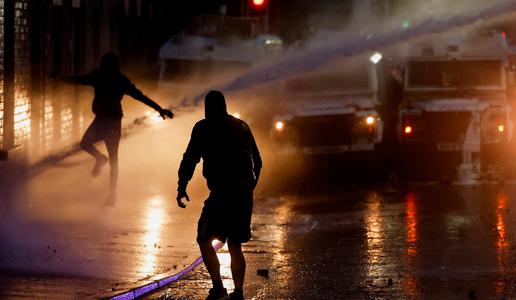 Protestnike so skušali pregnati z vodnim topom #video
