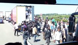 Migranti v Calaisu nad tovornjak s slovenskimi tablicami