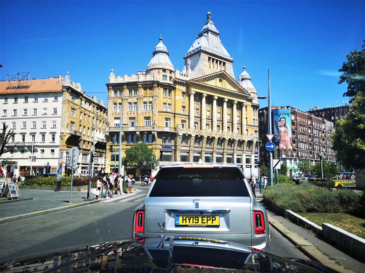 Novi cullinan sredi aristokratskega središča Budimpešte. Okolje, ki avtomobilu odlično pristoji. | Foto: Gregor Pavšič