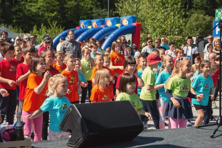 V desetih letih je Skazin tek zbral že 151.050 evrov, namenjenih številnim organizacijam in posameznikom, ki otrokom vračajo priložnosti, zaupanje in podporo. | Foto: Plastika Skaza