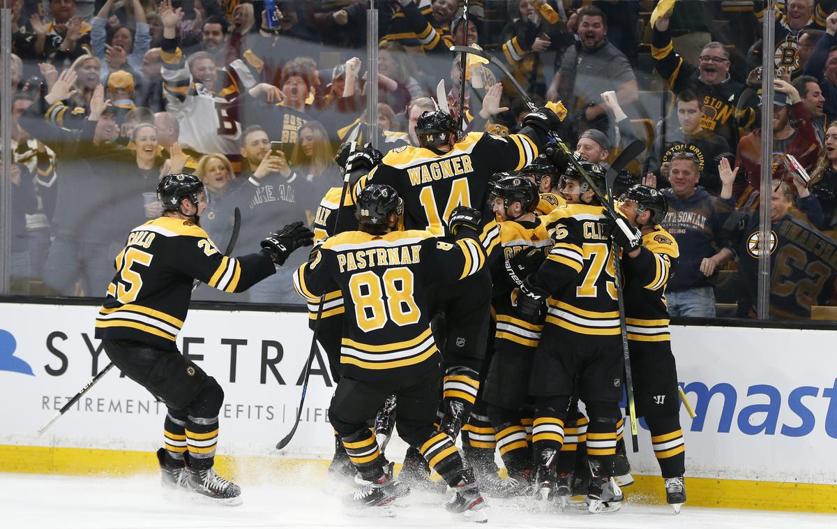Boston Bruins | Hokejisti Boston Bruins se veselijo prve zmage. | Foto Reuters
