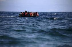 Ob obali Libije potonil čoln, vsaj deset ljudi je umrlo