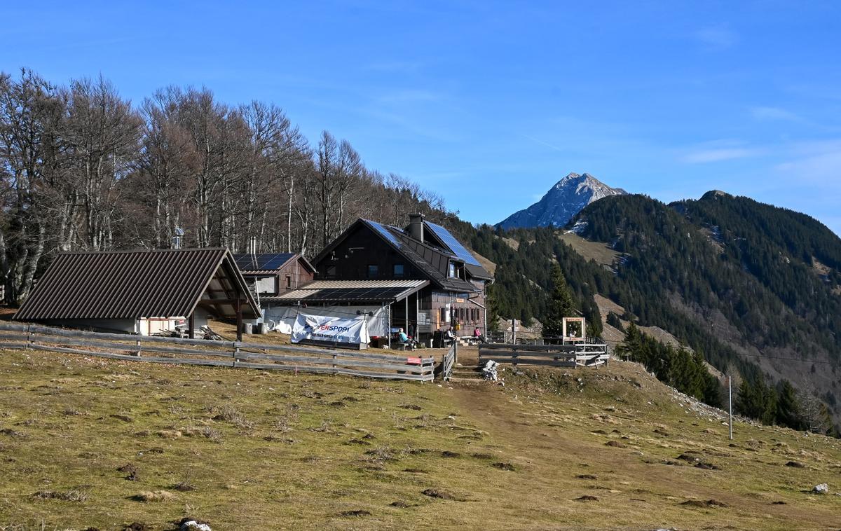 Kriška gora | Koča na Kriški gori s Tolstim vrhom in Storžičem v ozadju. | Foto Matej Podgoršek