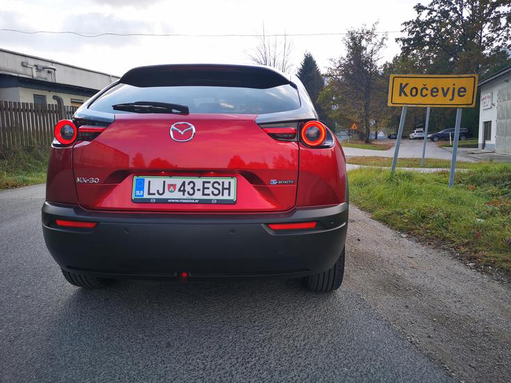 Mazda MX-30 je med letošnjimi novostmi tipični predstavnik vozila za vsakodnevno vožnjo do službe in nazaj domov, kjer baterijo tudi polnimo. | Foto: Gregor Pavšič
