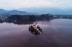 Turistov ni, jezero je rdeče: bo država vendarle pomagala Bledu? #video