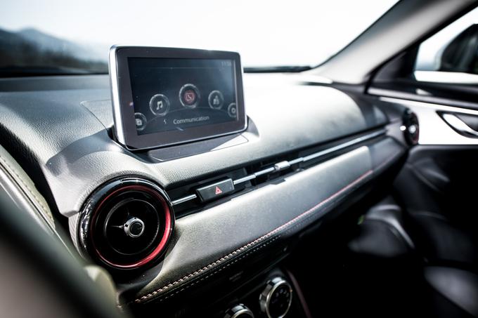 Za voznika pomembne informacije so pregledno prikazane na velikem 7-palčnem barvnem zaslonu na dotik sistema MZD Connect, zato se lahko osredotoči na uživanje v vožnji. Intuitivni večfunkcijski krmilnik vozniku namreč omogoča "slepo" upravljanje, zato so glasba, družbeni mediji, zemljevidi in stiki vedno varno, priročno in udobno dostopni. | Foto: Klemen Korenjak