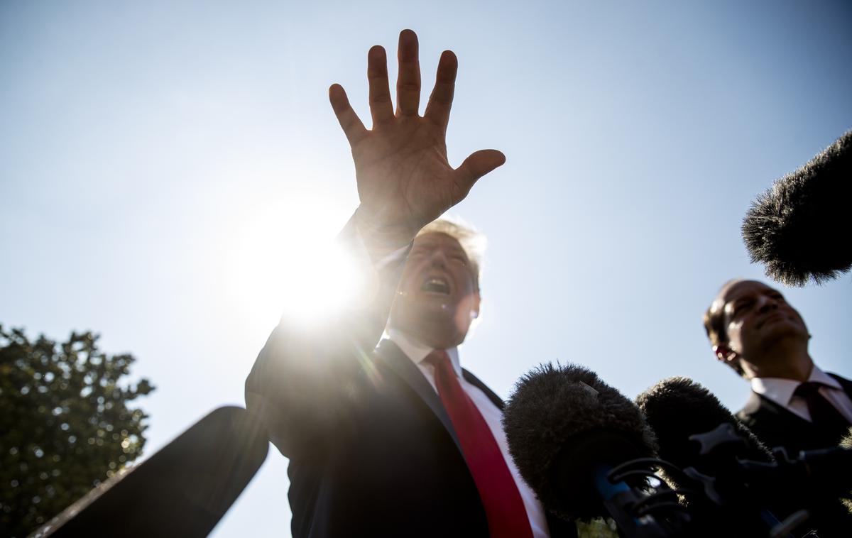 Donald Trump | Trump je pred dnevi na vprašanja glede Epsteina zagotovil, da so to stare zadeve, sam pa da ni bil nikoli prijatelj z njim, čeprav javno objavljene fotografije in videoposnetki govorijo nasprotno. | Foto Guliverimage
