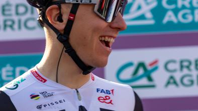 Redek prizor: Van Aert slalomiral, Pogačar pa kar sestopil s kolesa