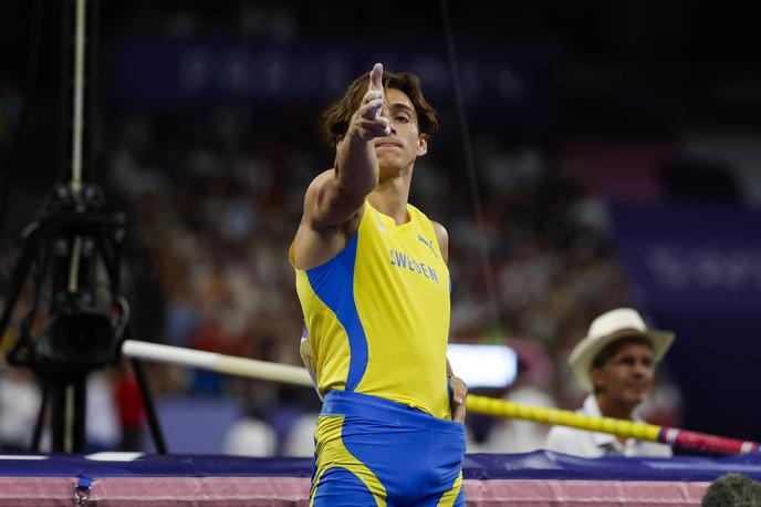 Armand Duplantis | Švedski zvezdnik Armand Duplantis je nov svetovni rekord in olimpijski naslov proslavil z ikonično pozo turškega strelca.  | Foto Guliverimage