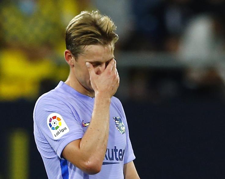 Frenkie de Jong je v treh minutah prejel dva rumena kartona in moral predčasno z igrišča. | Foto: Reuters