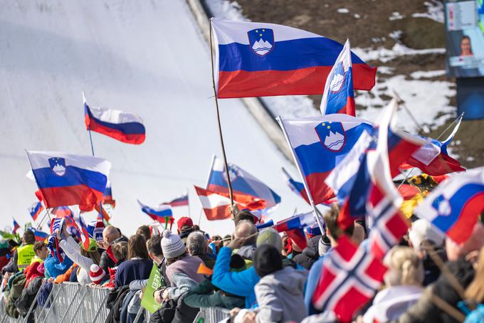 Prizor z letošnjega svetovnega prvenstva v nordijskih disciplinah v Planici, ki ni bil prav pogost. | Foto: Grega Valančič/Sportida