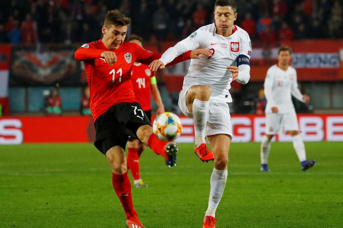 Maximilian Wöber | Maximilian Wöber v dvoboju z Robertom Lewandowskim na kvalifikacijski tekmi med Avstrijo in Poljsko na Dunaju (0:1). | Foto Reuters