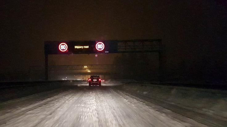 Doziranje prometa z uporabo portalov in semaforjev je prav tako ukrep, s katerim bi zmanjšali število vozil na določenem odseku.  | Foto: Metka Prezelj