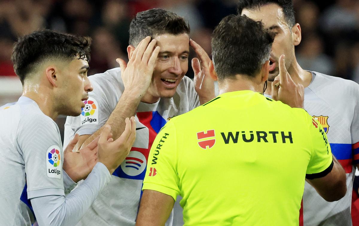 FC Barcelona Robert Lewandowski | Barcelona je bila od 31. minute z igralcem manj, saj je Robert Lewandowski dobil drugi rumeni karton. | Foto Reuters