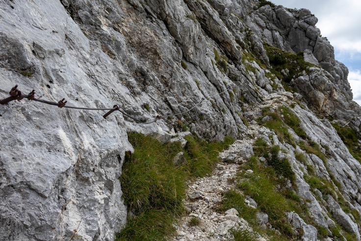 Prečenje pod Malim Draškim vrhom je markirana, a zahtevna planinska pot. Je izpostavljena, a varovana z jeklenicami. | Foto: Matej Podgoršek