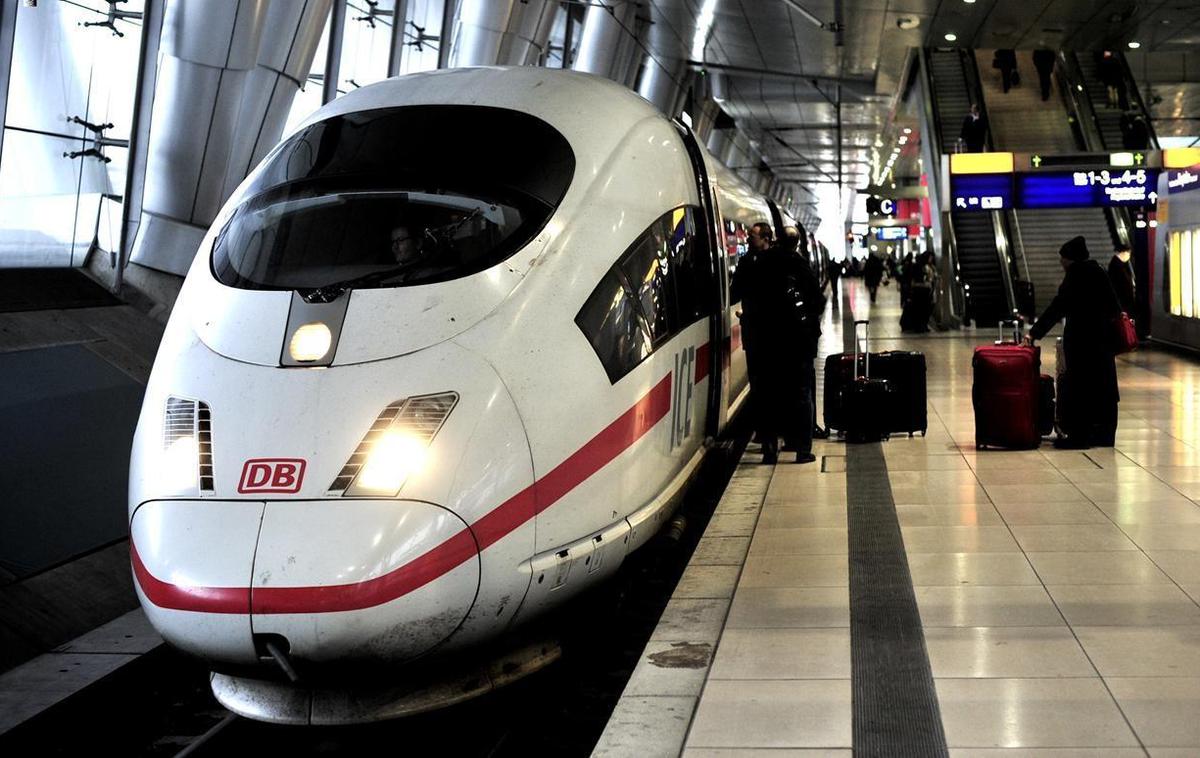 Hitri vlak Nemčija | Ne le da je zamujal in ustavljal na postajah, nemški strojevodja je prek zvočnika obrekoval svoje delodajalce. | Foto Gregor Pavšič
