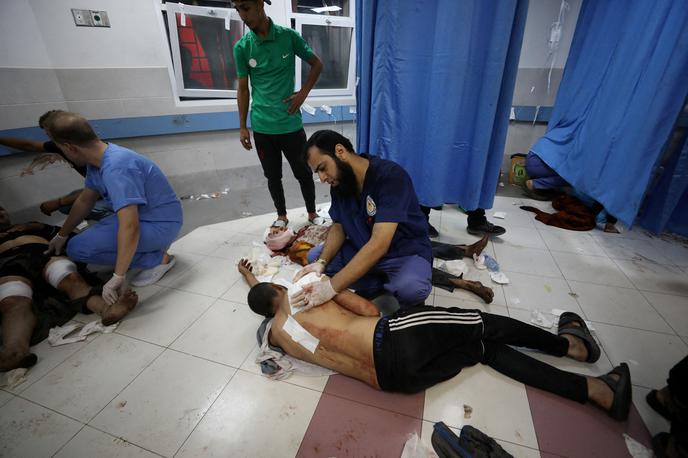 Gaza, bolnišnica | Napad na bolnišnico, v katerem je bilo po palestinskih podatkih ubitih več sto ljudi, je naletel na obsodbe z vsega sveta. Odgovornost za napad še ni jasna. Palestinci krivijo Izrael, ta pa islamistično skupino Islamski džihad. | Foto Reuters
