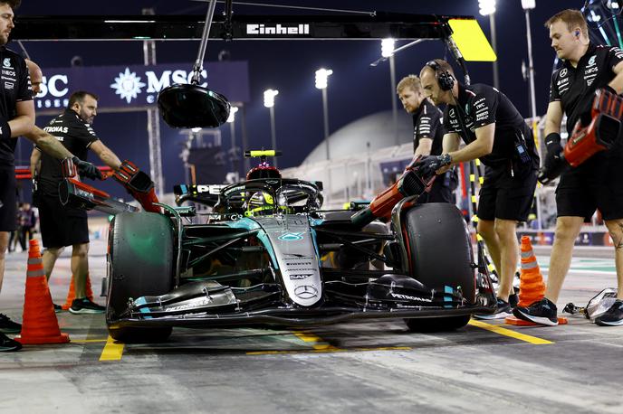VN Bahrajna Lewis Hamilton Mercedes | Lewis Hamilton in njegov Mercedes se ne bosta zadovoljila s četrtkovim dosežkom. Delajo naprej, pravi. | Foto Reuters
