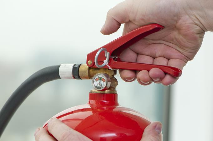 Navadite se na gasilni aparat - ob poletih bo vedno z vami. | Foto: Thinkstock